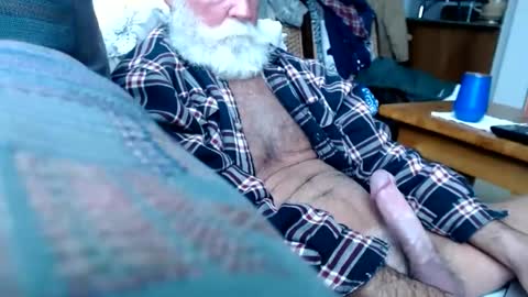 Snapshot of beardbushy chatting on 02/16/25, 06:54 beardbushy online show from 02/16/25, 06:54