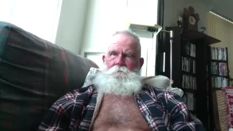 Snapshot of beardbushy chatting on 09/15/25, 04:40 beardbushy online show from 09/15/25, 04:40