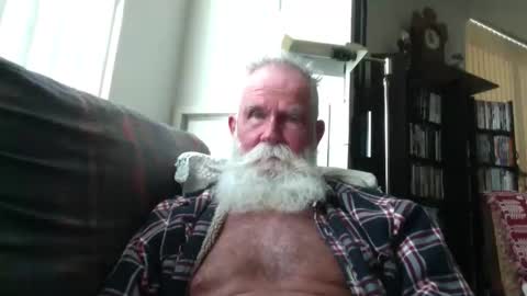 Snapshot of beardbushy chatting on 09/26/25, 05:28 beardbushy online show from 09/26/25, 05:28