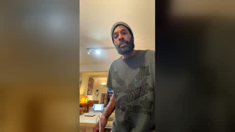 Snapshot of bearmeat4you chatting on 12/17/25, 03:12 bearmeat4you online show from 12/17/25, 03:12