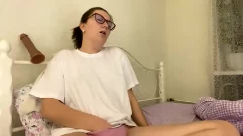 BeatriceTender online show from 11/22/25, 07:57