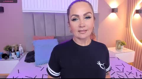 Snapshot of beauty_milf4 chatting on 02/16/25, 07:38 Chantall online show from 02/16/25, 07:38