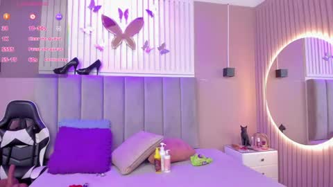 Snapshot of beauty_milf4 chatting on 07/22/26, 11:35 Chantall online show from 07/22/26, 11:35
