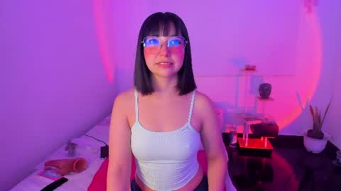Snapshot of becca_be_ chatting on 07/21/26, 04:37 Becca is here online show from 07/21/26, 04:37