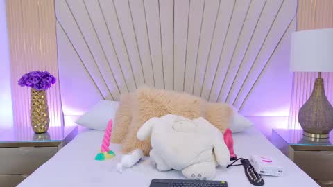 Snapshot of becky_gb chatting on 09/30/25, 08:47 Laura Tobon online show from 09/30/25, 08:47