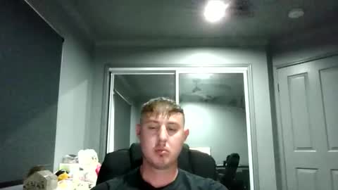 Snapshot of beelzebubxo chatting on 10/15/25, 02:11 beelzebubxo online show from 10/15/25, 02:11