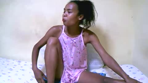 Snapshot of bella193999 chatting on 12/16/24, 03:22 bella193999 online show from 12/16/24, 03:22