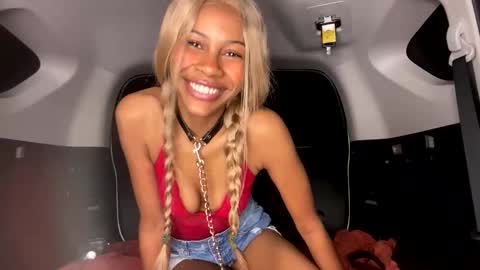 Snapshot of bella19sua chatting on 10/25/25, 03:36 bella19sua online show from 10/25/25, 03:36