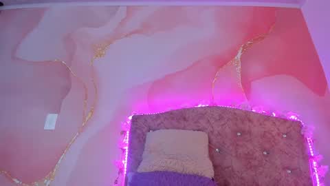 Snapshot of bella__sweets chatting on 12/24/24, 06:17 Melanie online show from 12/24/24, 06:17