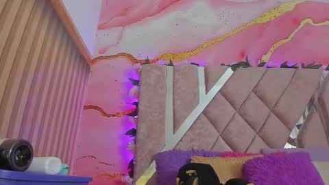 Snapshot of bella__sweets chatting on 02/18/26, 10:33 Melanie online show from 02/18/26, 10:33