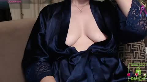 Snapshot of bella_antoniaxo chatting on 06/16/26, 08:28 Antonia online show from 06/16/26, 08:28