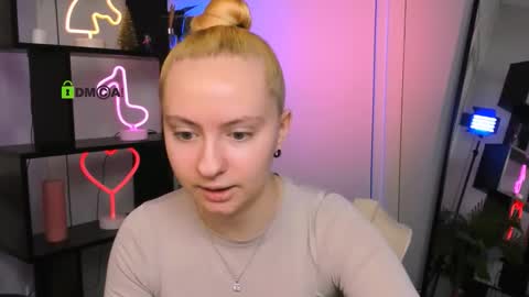 bella_blade online show from 12/21/25, 06:42