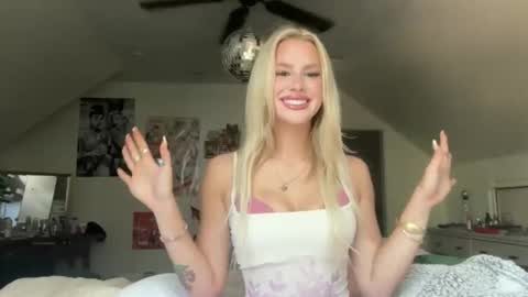 Snapshot of bella_christian chatting on 06/05/26, 08:03 Bella Baby online show from 06/05/26, 08:03