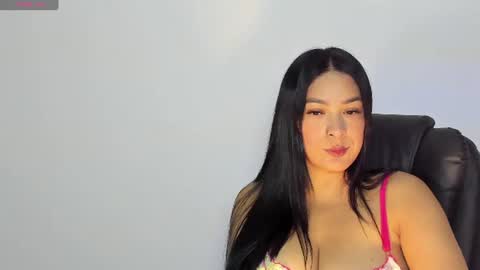 Snapshot of bella_hadid1_ chatting on 07/28/26, 05:58 Laura online show from 07/28/26, 05:58