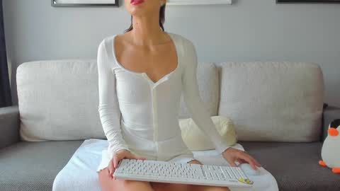 Snapshot of bella_hot77 chatting on 02/08/25, 08:42 Anna online show from 02/08/25, 08:42