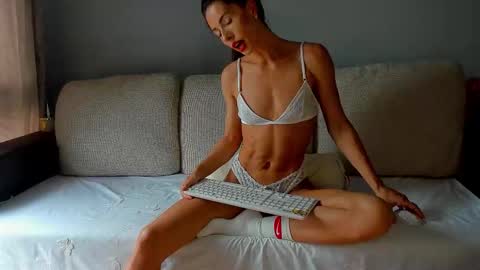 Snapshot of bella_hot77 chatting on 09/12/25, 09:20 Anna online show from 09/12/25, 09:20