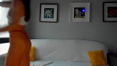 Snapshot of bella_hot77 chatting on 09/17/25, 10:28 Anna online show from 09/17/25, 10:28