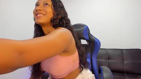 Snapshot of bella_jamez chatting on 12/21/25, 06:15 Isa online show from 12/21/25, 06:15