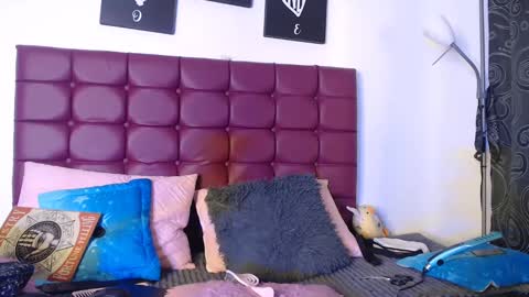 Snapshot of bella_lr chatting on 02/28/25, 01:58 Valentina online show from 02/28/25, 01:58