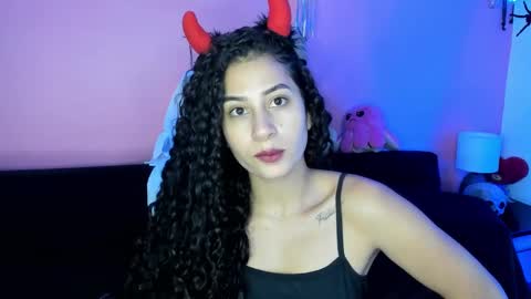Bella Ponce  online show from 10/30/25, 01:45