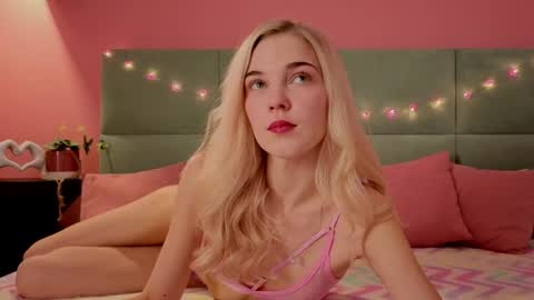 Snapshot of bella_stewarttt chatting on 05/02/26, 01:21 Bella NEW ROOM online show from 05/02/26, 01:21
