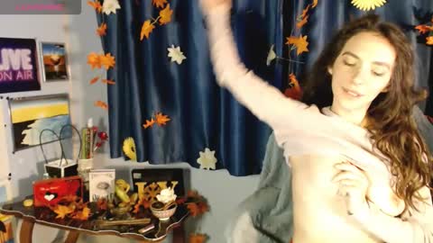 Snapshot of bellaqueen0701 chatting on 10/03/25, 12:40 bellaqueen0701 online show from 10/03/25, 12:40