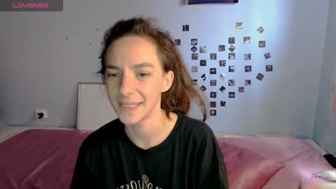 Snapshot of bellaqueen0701 chatting on 11/20/25, 09:42 bellaqueen0701 online show from 11/20/25, 09:42