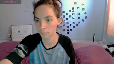 Snapshot of bellaqueen0701 chatting on 11/21/25, 10:03 bellaqueen0701 online show from 11/21/25, 10:03