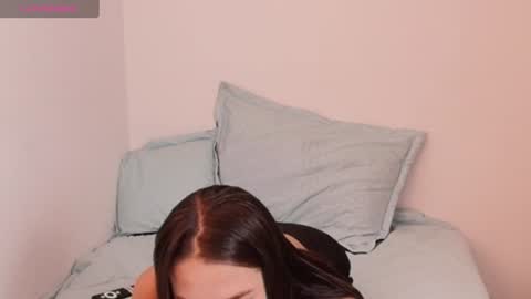 Snapshot of bellaroch chatting on 06/18/26, 04:33 Bella online show from 06/18/26, 04:33