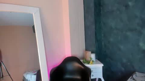 Snapshot of bellarooux chatting on 11/10/25, 12:15 bellarooux online show from 11/10/25, 12:15