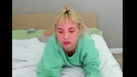 Snapshot of bellaseein chatting on 12/15/24, 05:42 Bella Seen online show from 12/15/24, 05:42