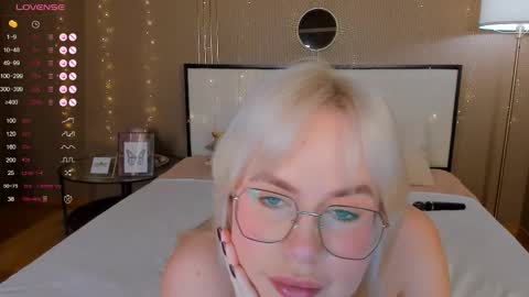 Snapshot of bellatip chatting on 10/25/25, 01:02 Bella online show from 10/25/25, 01:02