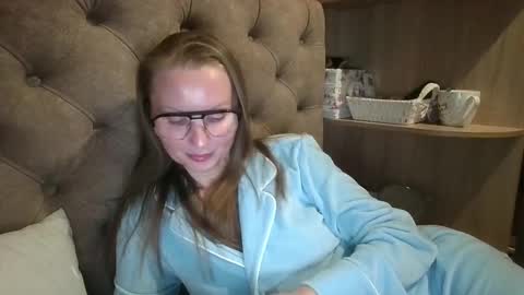 Amelia online show from 10/16/25, 05:14