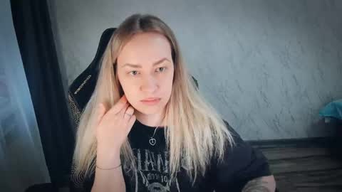 Snapshot of bellezza_ chatting on 05/25/26, 06:03 Your Annabelle Wolf online show from 05/25/26, 06:03
