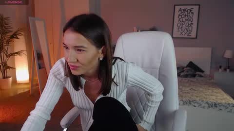 Bella online show from 10/08/25, 01:25