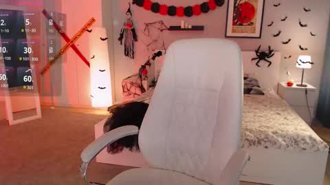 Bella online show from 10/31/25, 01:17