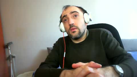 Snapshot of bentish chatting on 02/13/25, 06:09 bentish online show from 02/13/25, 06:09