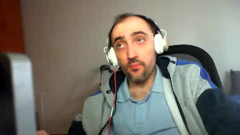 Snapshot of bentish chatting on 02/17/25, 02:37 bentish online show from 02/17/25, 02:37