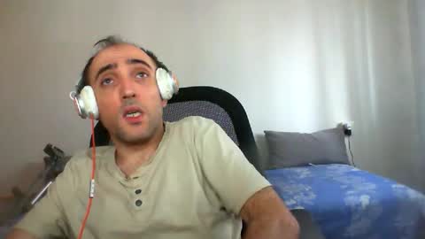Snapshot of bentish chatting on 10/19/25, 06:36 bentish online show from 10/19/25, 06:36
