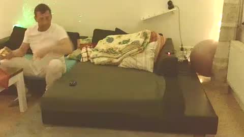 Benutzmich0800 online show from 12/25/24, 10:16