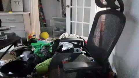 Snapshot of benzoil20007 chatting on 10/19/25, 09:04 benzoil20007 online show from 10/19/25, 09:04