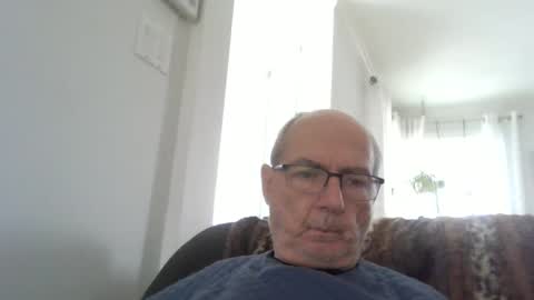 Snapshot of bernard1102 chatting on 04/22/26, 01:01 bernard1102 online show from 04/22/26, 01:01