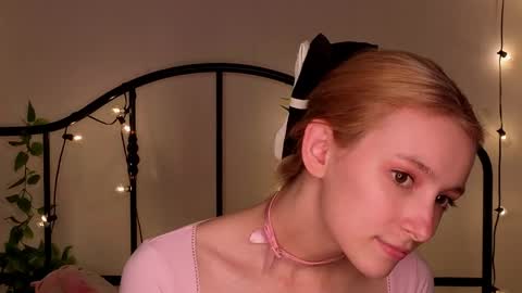 Snapshot of berrryjelly chatting on 05/15/26, 11:50 Hi Im NikaComing back online on Monday 3 online show from 05/15/26, 11:50