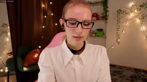 Snapshot of berrryjelly chatting on 06/17/26, 06:27 Hi Im NikaComing back online on Monday 3 online show from 06/17/26, 06:27