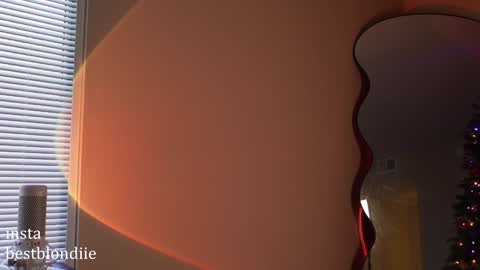 Snapshot of bestblondiiecb chatting on 12/20/24, 09:17 Chloe Next stream on Friday online show from 12/20/24, 09:17