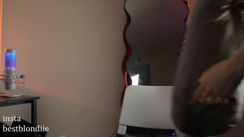 Snapshot of bestblondiiecb chatting on 01/10/25, 02:25 Chloe Next stream on Friday online show from 01/10/25, 02:25