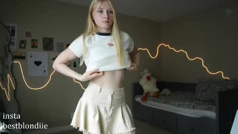 Snapshot of bestblondiiecb chatting on 02/28/25, 08:50 Chloe Next stream on Friday online show from 02/28/25, 08:50