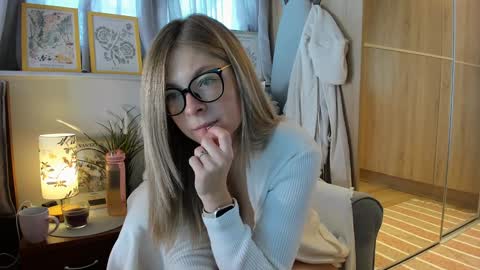 Snapshot of bestgirl_ofthe_neighborhood chatting on 10/21/25, 06:36 Vicky online show from 10/21/25, 06:36