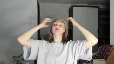 Snapshot of betty_witchy chatting on 06/18/26, 04:02 Dory make me happier online show from 06/18/26, 04:02