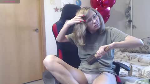 Snapshot of bettyburns chatting on 03/09/25, 05:44 Betty online show from 03/09/25, 05:44